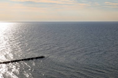 Polonya 'daki Batı Pomeranya, Ustronie-Morskie' den görülen Baltık Denizi 'nin genel manzarası. Dalgaların zararlı etkilerinden korunmak için deniz tabanına sürüklenen dalgalar da görülebilir..