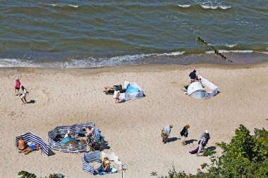 Ustronie Morskie, Polonya - 21 Mayıs 2024: Baltık Denizi plajının havadan görünüşü, deniz kenarında güneşlenmek ve dinlenmek için bir yer. Bugün kumda çok fazla tatilci yok.
