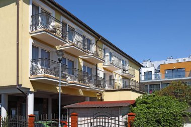 Ustronie Morskie, Polonya - 22 Mayıs 2024: Balkonlu bir apartman manzarası. Bu deniz kenarı mimarisi Baltık kıyısındaki bir turizm beldesinde görülebilir, fakat burada deniz görünmüyor..