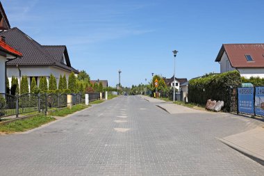 Ustronie Morskie, Polonya - 22 Mayıs 2024: Boş yol tatil kasabasından geçiyor ve sezondan önce bile görülebiliyor, yani trafik yok, insan yok. 