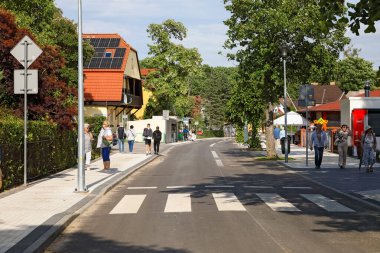 Ustronie Morskie, Polonya - 28 Mayıs 2024: Boş yol tatil kasabasından geçiyor ve sezondan önce bile görülebiliyor, yani trafik yok, sadece birkaç aylak var..