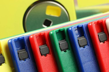 Düz bir kutuda esnek manyetik disk. 1.44 MB kapasitesi ve 3.5 inç çapıyla, uygun bir sürüş kullanılarak okunabilen ve yazılabilen dijital verileri depolamak üzere tasarlanmıştır..