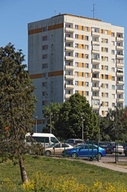 Varşova, Polonya - 12 Mayıs 2024: Praga-Poludnie 'nin bir alt bölgesi olan Goclaw' daki polen taşıyan ağaçların havasında bol miktarda polen olduğu bahar aylarında görülen apartman blokları