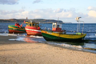 Sopot, Polonya - 19 Ekim 2008: Baltık Denizi kıyısında, kumlu plajın hemen yanında bulunan balıkçı tekneleri demirlemiştir. Burada güneşli bir günde görebilirsiniz..