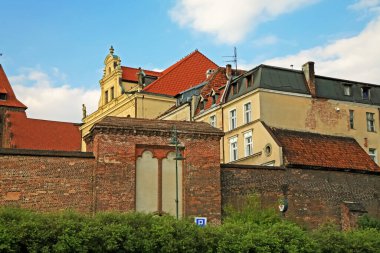 Torun, Polonya - 9 Eylül 2008: Eski şehir tarihi binalarla dolu ve popüler bir turizm beldesi. Burada yüksek turizm sezonu dışında şehri görüyoruz ve hiç insan yok..