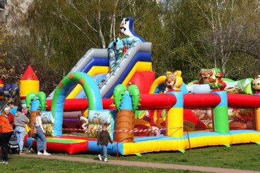 Varşova, Polonya - 6 Nisan 2024: Bu bahar Praga-Poludnie 'nin bir alt bölgesi olan Goclaw' da halka açık bir parkta renkli şişme bir oyun alanı inşa edildi