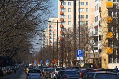 Varşova, Polonya - 9 Mart 2024: Karsız, güneşli bir kış mevsiminde Praga-Poludnie 'nin Saska Kepa alt bölgesinde görülebilen büyük apartman blokları