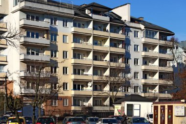 Varşova, Polonya - 30 Ocak 2024: Praga-Poludnie 'nin bir alt bölgesi olan Goclaw' da balkonlu bir apartman bloğunun kısmi görünüşü