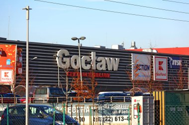 Varşova, Polonya - 30 Ocak 2024: Burada Goclaw Estate sakinleri için tanınmış bir alışveriş merkezi olan alışveriş merkezinin ön duvarını görebilirsiniz..