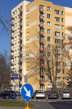 Varşova, Polonya - 9 Mart 2024: Güneşli bir kış gününde, Praga-Poludnie 'nin Saska Kepa alt bölgesindeki Miedzynarodowa Caddesi ve Brazylijska Caddesi kavşağından görünen apartmanlar bloğu