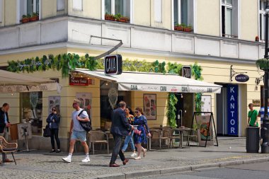 Varşova, Polonya - 14 Haziran 2024 Nowy Swiat Caddesi 'ndeki kafenin görüntüsü. Sokak adı 18. yüzyılın ortalarına dayanır ve şehrin en pahalı ve zarif sokaklarından biridir..