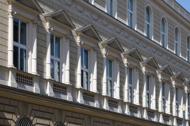 Varşova, Polonya - 1 Eylül 2023: 1873-1874 yılları arasında inşa edilmiş ve 1948-1950 yıllarında İkinci Dünya Savaşı 'ndan sonra yeniden inşa edilmiş bir binanın ön cephesi. Bina Traugutta Caddesi 'nde yer almaktadır.