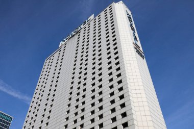 Varşova, Polonya - 20 Eylül 2023: dünyaca ünlü bir otel ağına ev sahipliği yapan yüksek daireli bir bina. Burada mavi gökyüzüne karşı şehrin ünlü simgesini görebilirsiniz..