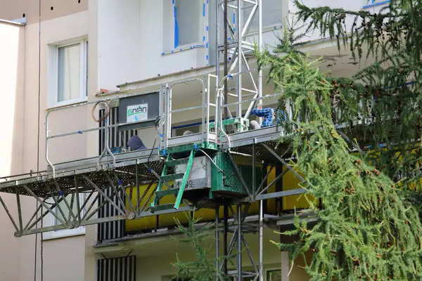 Varşova, Polonya - 8 Ağustos 2024: Praga-Poludnie bölgesindeki Goclaw konutlarındaki balkonlarının modernizasyonu sırasında binanın ön cephesinin bir parçası.