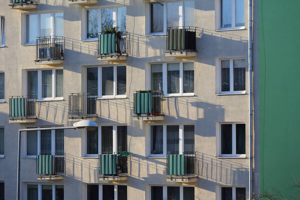 Варшава, Польша - 9 января 2024 года: Фасад, окна и балконы многоквартирного дома в жилом комплексе Саска Кепа, часть Прага-Полудного района