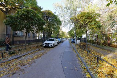 Varşova, Polonya - 1 Kasım 2023: Sokaktaki evler ve Praga-Poludnie bölgesinde Saska Kepa 'nın konutlarının çevresindeki birçok doğa