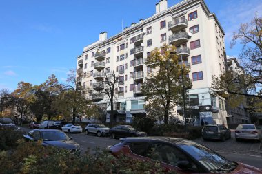 Varşova, Polonya - 1 Kasım 2023: Saska Kepa konutları, Praga-Poludnie bölgesi sokaklarında balkonlu apartman blokları.