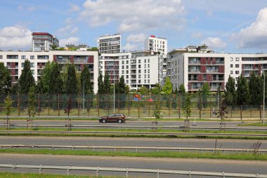 Varşova, Polonya - 30 Temmuz 2023: Güneşli bir günde burada görülen apartmanların, sokakların ve doğanın genel manzarası. Burası Praga-Poludnie bölgesindeki Goclaw konutlarının bir parçası.