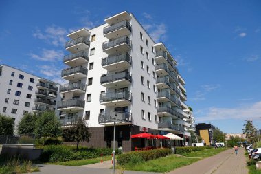Varşova, Polonya - 22 Ağustos 2023: Praga-Poludnie bölgesindeki Goclaw konutlarında modern apartman blokları