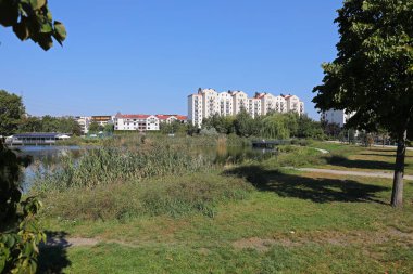 Varşova, Polonya - 18 Eylül 2023: Praga-Poludnie semtindeki Goclaw konutlarındaki apartman blokları ile halka açık bir parkın genel görünümü.