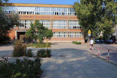 Varşova, Polonya - 13 Eylül 2023: Praga-Poludnie bölgesindeki Saska Kepa konutlarında tuğla cepheli bir binanın parçası. Boleslaw Prus 'un adını taşıyan liseye ev sahipliği yapar..