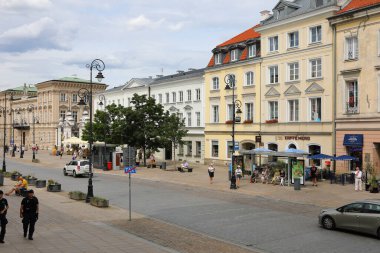 Varşova, Polonya - 19 Temmuz 2023: Krakowskie Przedmiescie adında sokaktaki evler ve Trakt Krolewski (Royal Route Route)