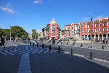 Güzel, Fransa - 2 Mayıs 2023: şehrin ana meydanı üzerinde bir manzara, Place Massena. Meydanı sık sık turistler ve yerel halk ziyaret ediyor. Genelde çok fazla yaya trafiği olur..