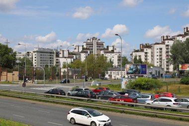 Varşova, Polonya - 30 Temmuz 2023: Güneşli bir günde burada görülen apartmanların, sokakların ve doğanın genel manzarası. Burası Praga-Poludnie bölgesindeki Goclaw konutlarının bir parçası..