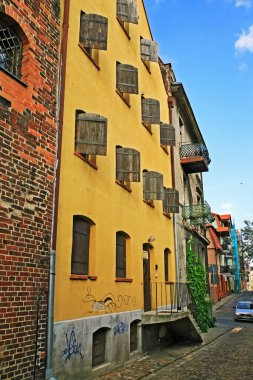 Torun, Polonya - 9 Eylül 2008: Eski şehir tarihi binalarla dolu ve popüler bir turizm beldesi. Burada pencerelere ahşap panjurlar monte edilmiş bir yüz görüyoruz..