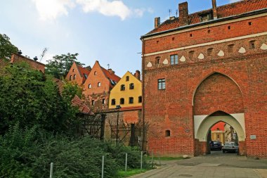 Torun, Polonya - 9 Eylül 2008: Manastır Kapısı, aynı zamanda Kutsal Ruh ya da Başak Kapıları olarak da bilinir. Eski kasaba evleri de görülebilir..