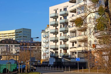 Varşova, Polonya - 30 Ocak 2024: Praga-Poludnie 'nin bir alt bölgesi olan Goclaw' da balkonlu bir apartman bloğunun kısmi görünüşü