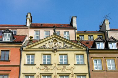 Varşova, Polonya - 24 Mart 2005: Kasaba Meydanı etrafında görülebilen geleneksel Eski Şehir binalarının üst kısmı. Şehrin bu bölümündeki renkli evlerin mimari ayrıntıları