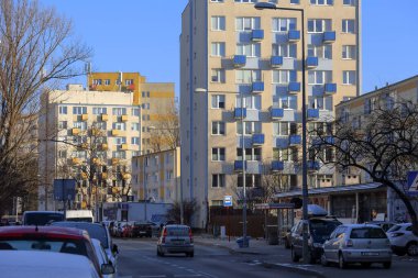 Varşova, Polonya - 9 Ocak 2024: Brazylijska Caddesi, Saska Kepa, Praga-Poludnie 'nin bir alt bölgesi, güneşli bir kış gününde burada görüldü.