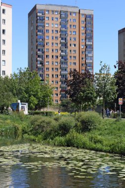 Varşova, Polonya - 12 Mayıs 2024: Praga-Poludnie 'nin bir alt bölgesi olan Goclaw' da bir halk parkı ve göl ile birlikte yerleşim binaları bulunmaktadır..