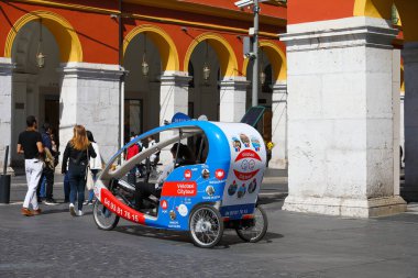 Güzel, Fransa - 23 Nisan 2023: Burada turistleri beklemek, genç sürücüler tarafından sürülen üç tekerlekli popüler bir araç şehri çevreyle dost bir şekilde keşfetmek için bir fikir.. 