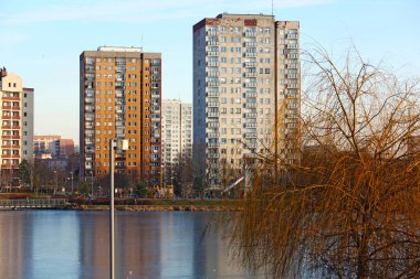 Varşova, Polonya - 30 Ocak 2024: Praga-Poludnie 'nin bir alt bölgesi olan Goclaw' da karsız kış mevsiminde donmakta olan bir gölün arkasındaki uzun apartman blokları.