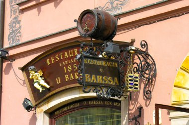 Varşova, Polonya - 24 Mart 2005: Varşova 'nın Eski Kasabası' ndaki U Barssa adlı restoranın penceresinin üzerindeki tahta fıçı ve diğer dekoratif unsurlar. Buranın tarihi 1856 'ya dayanıyor..