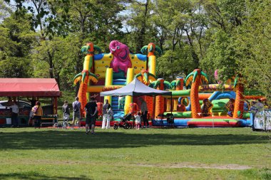 Varşova, Polonya - 28 Nisan 2024: Praga-Poludnie 'nin bir alt bölgesi olan Goclaw' daki bir parkta renkli şişme bir oyun alanı inşa edildi. Yetişkinler ve çocuklar harika vakit geçiriyorlar.