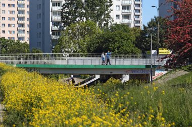 Varşova, Polonya - 12 Mayıs 2024: Praga-Poludnie 'nin bir alt bölgesi olan Goclaw' da, dar bir kanal üzerinde küçük bir köprü..