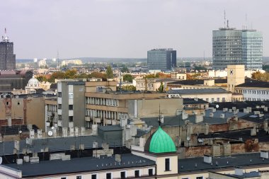 Lodz, Polonya - 27 Eylül 2005: Şehrin bir bölümü bazı mimari ayrıntıları gösteriyor. Amaçlarına ve mimari tarzlarına göre çeşitli binalar görüyoruz.