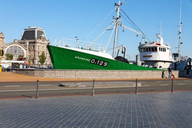 Ostend, Belçika - 2 Haziran 2010: 1962 'de ilk kez denize açılan ve 30 yıldan uzun süredir balıkçı teknesi olarak kullanılan 0 129 Amandine şu anda interaktif bir müze..  