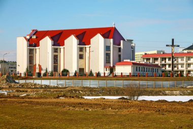 Varşova, Polonya - 7 Mart 2010: Metal çitlerin arkasındaki kilise ve Praga-Poludnie 'nin bir alt bölgesi olan Goclaw' da şehir parkı oluşturulmakta..