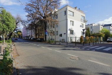 Varşova, Polonya - 1 Kasım 2023: Praga-Poludnie bölgesindeki Saska Kepa konutlarında bir dizi ev