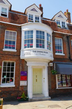 Chichester, İngiltere, İngiltere - 6 Haziran 2010: Batı Sussex 'te popüler bir turizm merkezi olan bu kasabanın çekici mimarisini ve binalarını göstermektedir..