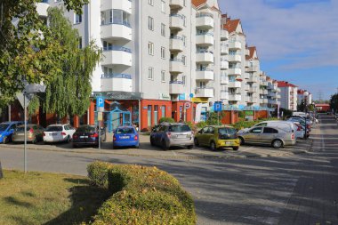 Varşova, Polonya - 18 Ekim 2023: Praga-Poludnie bölgesindeki Goclaw konutlarının önünde park edilmiş konut ve arabalar.