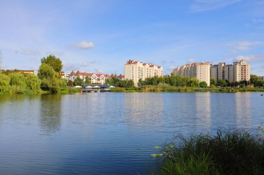 Varşova, Polonya - 24 Eylül 2023: Şehrin Praga-Poludnie bölgesindeki Goclaw konutlarının arkasındaki apartman blokları görülebilir.