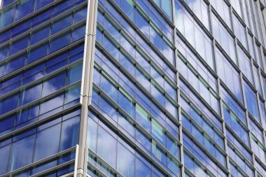 Varşova, Polonya - 1 Eylül 2023: Central Point adlı çok katlı modern bir ofis binasının parçası, şehir merkezinde yer alıyor. Ön cephe çoğunlukla camdan oluşuyor..