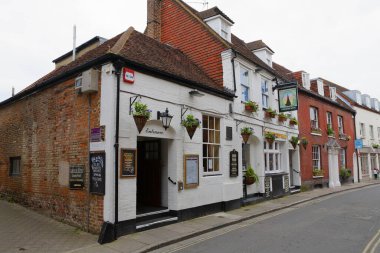 Chichester, İngiltere, İngiltere - 6 Haziran 2010: Batı Sussex 'te popüler bir turizm merkezi olan bu kasabanın çekici mimarisini ve binalarını göstermektedir..