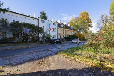 Varşova, Polonya - 1 Kasım 2023: Praga-Poludnie bölgesindeki Saska Kepa konutlarında bazı evler yan yana görülebilir