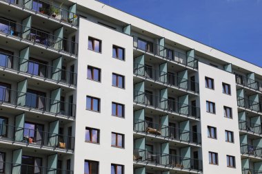 Varşova, Polonya - 22 Ağustos 2023: Praga-Poludnie 'deki Goclaw konutlarında yeni inşa edilmiş bir apartman dairesinin ön cephesinin bir parçası.